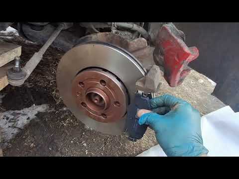 Видео: Как правильно заменить передние тормозные диски Volkswagen polo, Skoda rapid