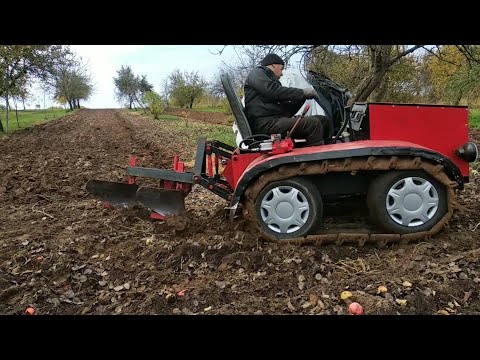 Видео: Гусеничный минитрактор пашет двух корпусным плугом.