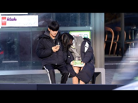 Видео: Что, если незнакомая старшеклассница заснет, прислонившись к ее плечу?