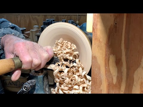 Видео: Ричард Раффан переворачивает тарелку для завтрака цвета бордо.