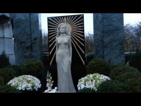Видео: Кладбище Монмартр  Могила Далиды Tombe de Dalida au cimetière de Montmartre