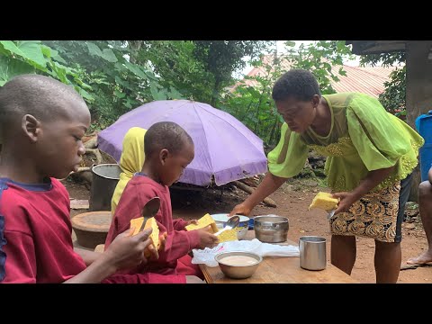 Видео: Раннее утро в африканской деревне — семейная рутина, которая растопит ваше сердце