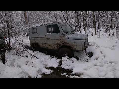 Видео: Сток ЛуАЗ на тракторной, УАЗ буханка по снегу, через болото по старому настилу из брёвен.