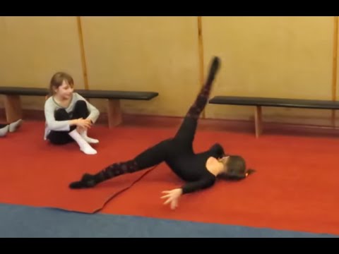 Видео: Перекат назад через плечо. Кувырок назад в шпагат