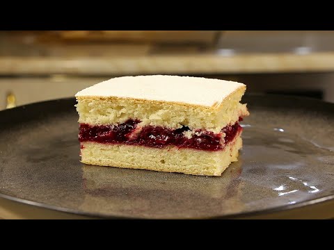 Видео: Трудно Поверить, но ОН ПОСТНЫЙ! ПОСТНЫЙ  ПИРОГ с Вишней Без Дрожжей на Минералке! Не Черствеет!