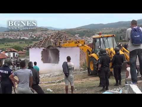 Видео: Мъж припадна при събарянето на поредна незаконна къща в Гърмен