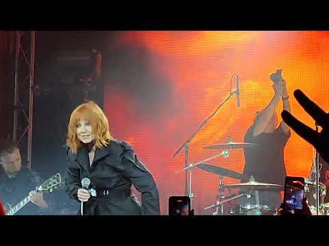 Видео: Юлия Савичева - Утром на заре (live, 18.10.2025, клуб Космонавт, Санкт-Петербург)