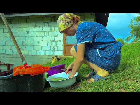 Видео: Марія консервує помідори, огірки і кабачки з власного городу, запаси на зиму