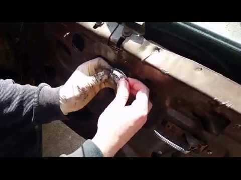 Видео: Как заменить механизм защелки двери автомобиля — Camaro 1970–1981 годов