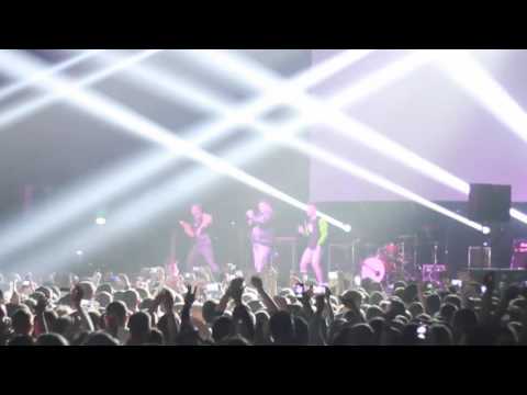 Видео: Руки Вверх - Он тебя целует (Live 04.05.2016, Минск, Дворец Спорта)