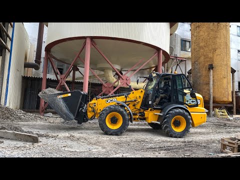 Видео: Телескопический погрузчик JCB TM320 в работе на сахарном заводе