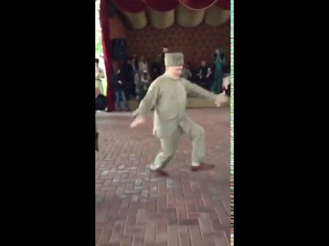 Видео: Дед показал как нужно танцевать лезгинку