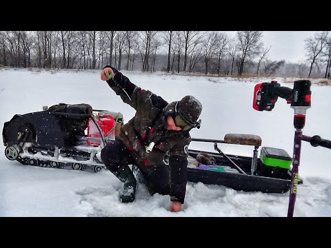 Видео: НАШЛИ ЕЁ ! ЗАБРАЛСЯ ТУДА ГДЕ МЕНЯ НЕ ЖДАЛИ! Плотва (сорога) по последнему льду