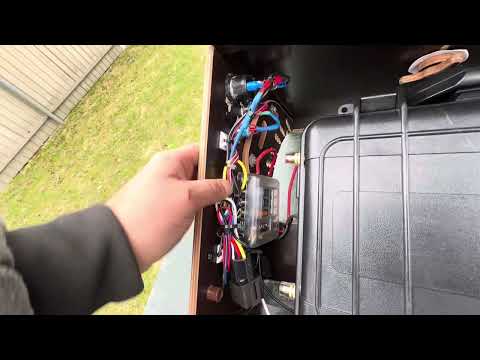 Видео: Ящик под аккумулятор и эхолот для ПВХ лодки. Электрика на катере