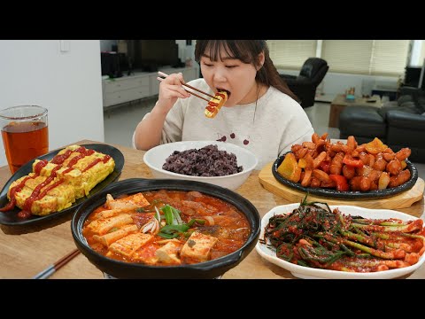 Видео: Свиной окорок, кимчи, тушеное мясо, колбаса и овощи, яичные рулетики Korean Home meal Mukbang