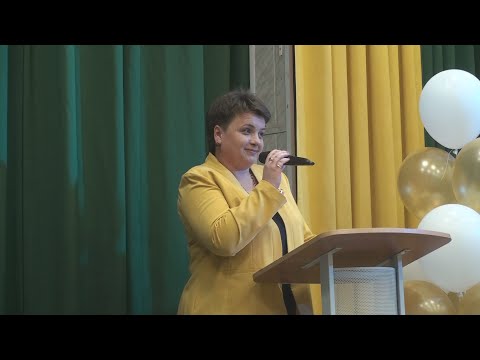 Видео: 03.Выступление директора гимназии Ефимовой О.С. Последний звонок-2015. Гимназия 1563