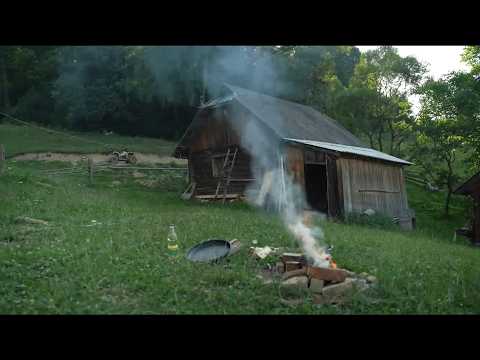 Видео: Как молодая девушка и ее семья выживают в отдаленной горной деревне