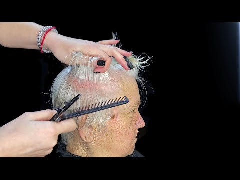 Видео: СТРИЖКА которая ЗАСТАВЛЯЕТ ЗАБЫТЬ О ВОЗРАСТЕ ✂ Женская КОРОТКАЯ ОБЪЕМНАЯ стрижка шапочка 60+