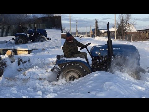 Видео: Полный привод зимой на минитракторе (РУСИЧ 224)                     Таскаем бревна