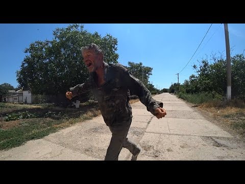 Видео: Сельский алкаш напал на людей с кулаками
