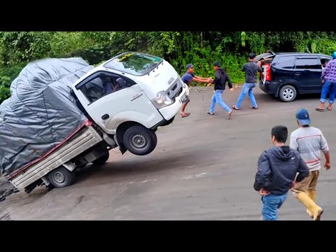 Видео: Сложные препятствия!! плохие инциденты на крутых подъемах || большегрузные автомобили и автобусы