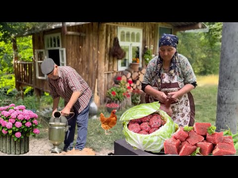 Видео: Бабушка готовит фрикадельки в капусте на свежем воздухе🥬