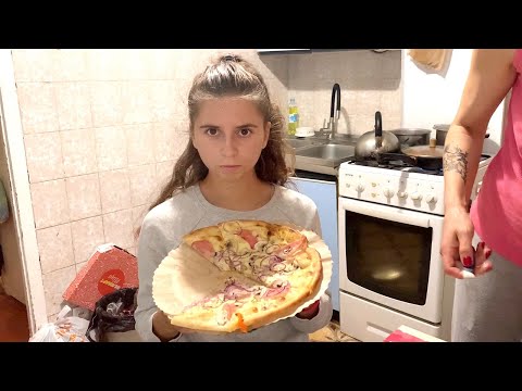Видео: ОБЗОР НА ПИЦЦУ С ВЕЛМАРТА / ЛИЗА ПРОСИТ СНЯТЬ ЕЙ КОМНАТУ ИЛИ КВАРТИРУ