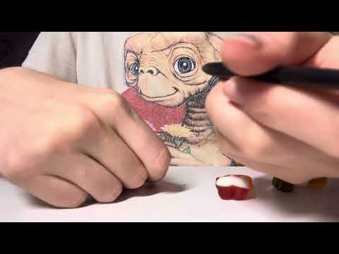 Видео: ASMR снова кушаю мармеладки и че то таппаю🧸Ютуб, мне есть 18 лет! YouTube , I’m 18 years old!