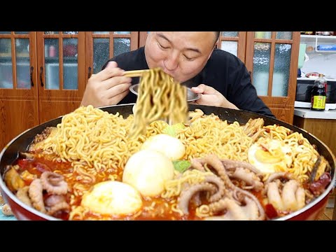 Видео: 3 пакета лапши быстрого приготовления, Цян делает «жареную курицу с лапшой быстрого приготовления»