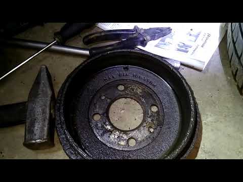 Видео: Fiat Panda 2 - Замена заднего тормозного цилиндра и колодок
