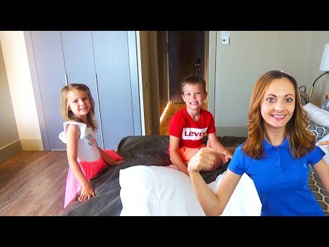 Видео: ПРЯТКИ в номере с Катей и Максом / Улетаю в БАРСЕЛОНУ / РУМ ТУР