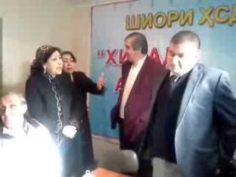 Видео: Гурӯҳе аз занон нишасти хабарии Раҳматулло Зойировро баҳам заданд.