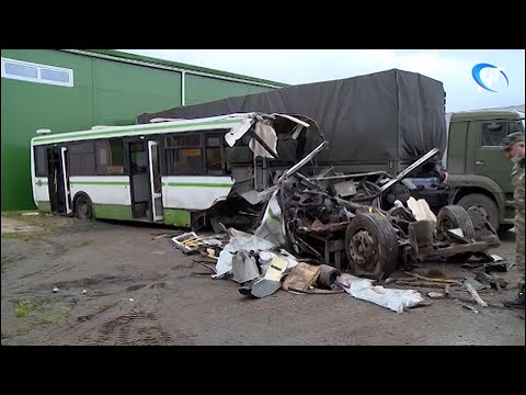 Видео: Водитель автобуса, попавшего в страшную аварию в Великом Новгороде, на момент ДТП был жив