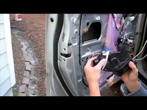 Видео: Замена привода дверного замка и/или мотора на Highlander 2005 года за 6 долларов