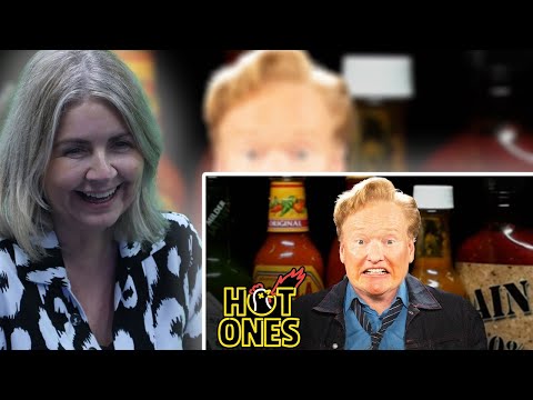 Видео: Реакция британцев на то, что Конану О'Брайену потребовался врач, пока он ел острые крылышки | Hot...