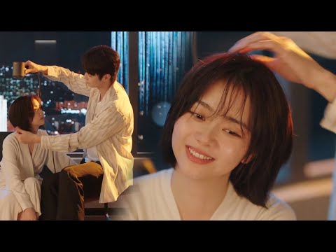 Видео: Генеральный директор помогает жене сушить волосы феном, и ее милый взгляд заставляет людей краснеть!