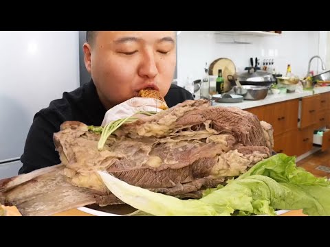 Видео: Тушеной стейк 22,5 кг в железном горшке, нежный и без костей, окунутый в остром соусе | Мукбанг