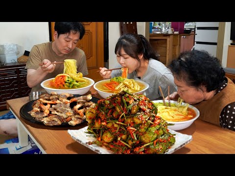 Видео: Мама приготовила мне кимчи с огурцами🥒Я приготовила холодную лапшу и роллы с креветками и говядиной🦐