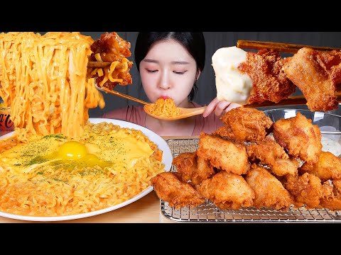 Видео: ASMR MUKBANG | Сырная и пряная розовая лапша Бульдак с огненной куриной лапшой и жареной курицей