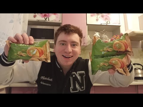 Видео: Denis Friendly Реагує На Три Круасани З Начинкою Зі Смаком Фісташки 