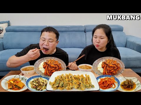 Видео: Острые жареные кальмары, суп из ростков фасоли кимчи, блины с аралией и различные гарнирыㅣMukbang