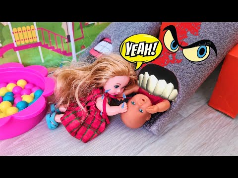 Видео: ГОРКА ПОЖИРАТЕЛЬ СХВАТИЛА МАКСА😱 КАТЯ И МАКС ВЕСЕЛАЯ СЕМЕЙКА! Смешные куклы сборник ДАРИНЕЛКА ТВ