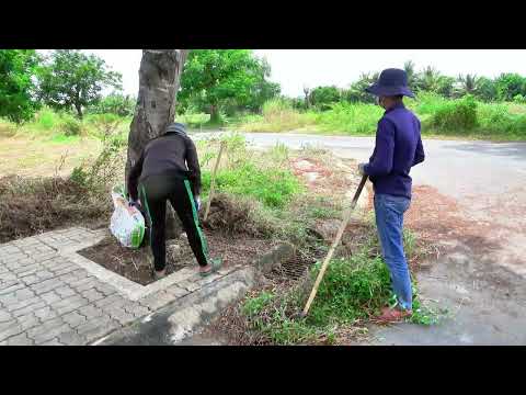 Видео: - Пока руки взрослых тихо моют тротуар, за их спиной невинно играет детство