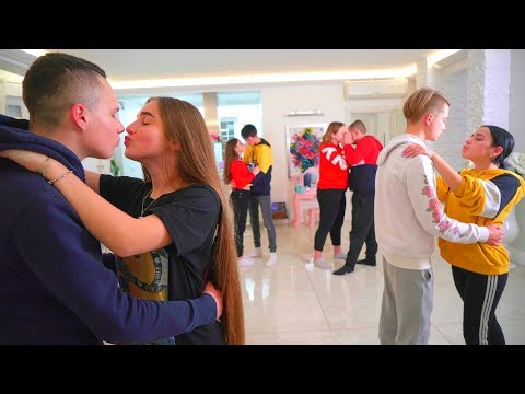 Видео: ВЕЧЕРИНКА ПОЦЕЛУЕВ!! ПЕРВЫЙ ПОЦЕЛУЙ В ГУБЫ?