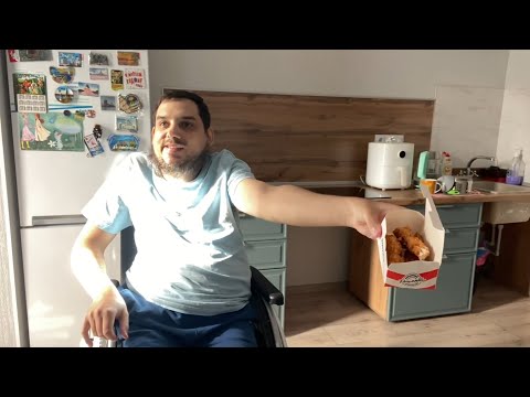 Видео: Ем стрипсы из Псковского Ростикса 🍗 | Мукбанг