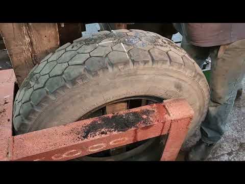 Видео: Изготовление отверстий в покрышке от грузовика.