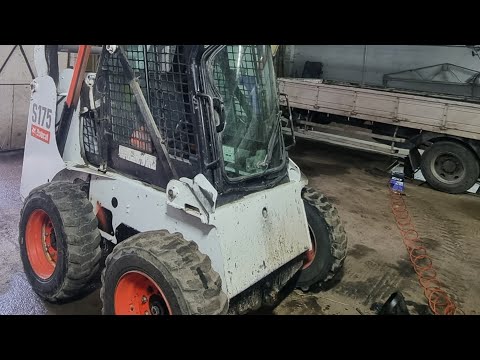 Видео: Bobcat. Замена масла в трансмиссионной ванне.