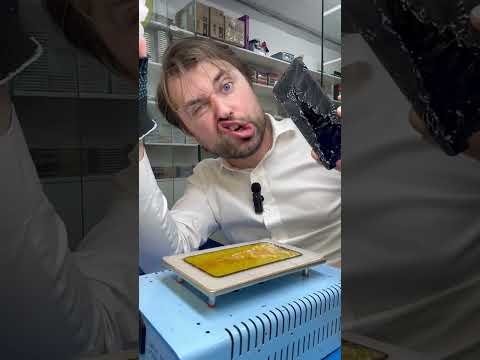 Видео: Полная версия "Мужчина в коротких брюках выполняет потрясающий ремонт iPhone XS Max"