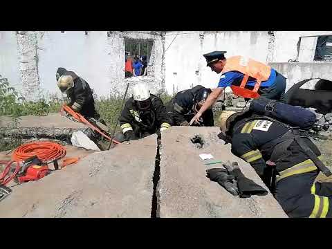 Видео: Эффектное прохождение огневой полосы сотрудниками МЧС