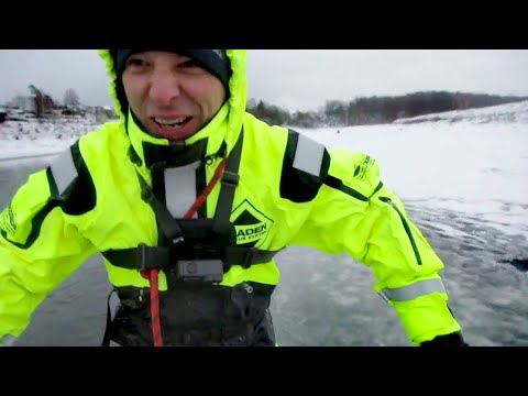 Видео: ПОД ЛЁД НА ТЕЧЕНИИ С ГОЛОВОЙ! Тестируем костюмы поплавки. Первый лед 9